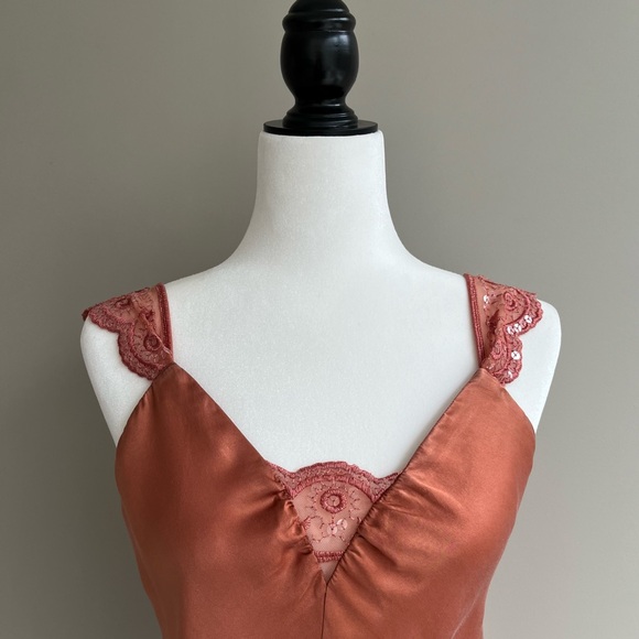 Silky satin camisole with lace and sequins - Picture 5 of 10